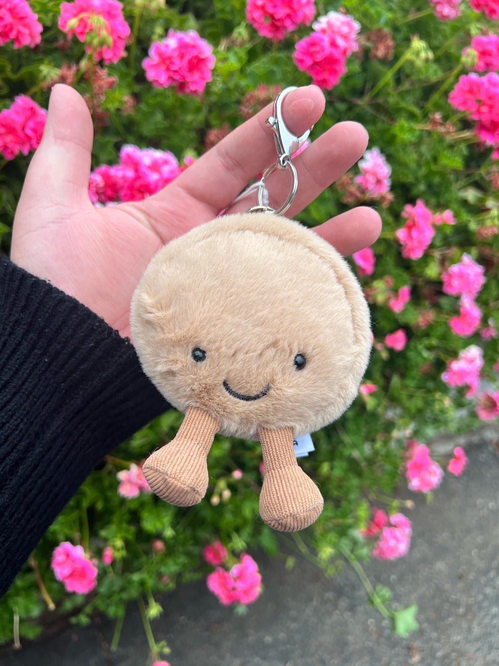 BROWN MACAROON PLUSH KEYCHAIN - Picture 5 of 5